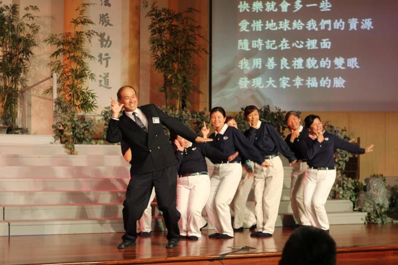 2012年美西合心區委員慈誠培訓課程圓緣，黃漢魁(濟穆)師兄(左1)與手語團隊表演《幸福的臉》手語。（葉晉宏攝）