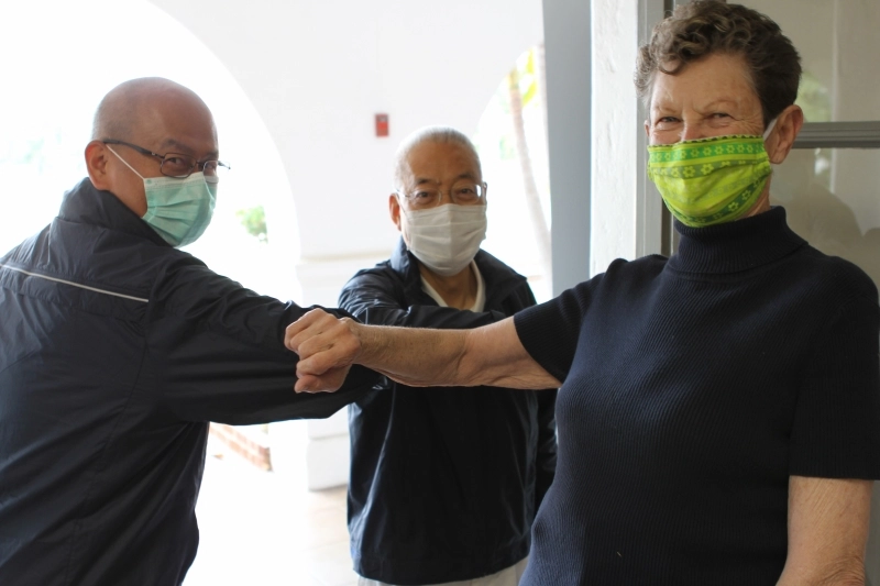2020年6月19日，美國總會新型冠狀病毒防疫物資捐贈，黃漢魁(濟穆)師兄(左一)以手肘互碰打招呼。(錢美臻攝)
