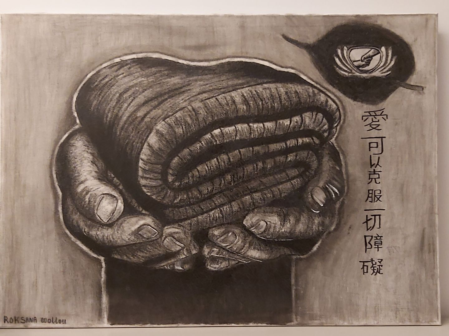 辰希的畫作دفء وعطاء（譯：溫暖與奉獻），描繪慈濟志工在她與家人最艱難的時刻，伸出雙手奉獻，送上愛與禦寒毛毯，展現人間真情與無私關懷。（圖片提供：慈濟基金會）