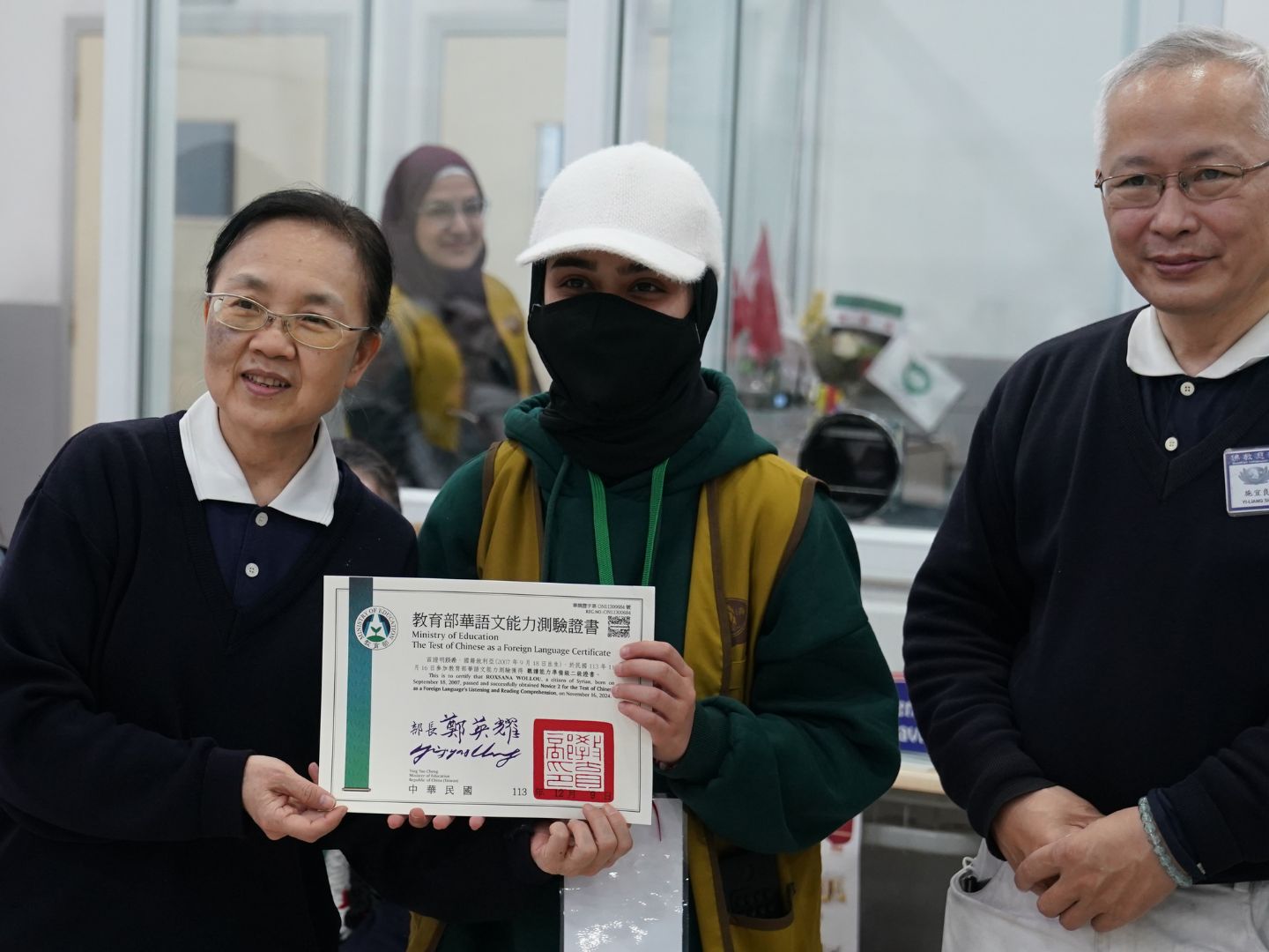 辰希的愛不僅展現在藝術和對國家的情感，更延伸到「學習中文」的熱忱。對她而言，中文不只是另一門外語，更比英文更具吸引力與魅力。圖中展現了辰希獲得台灣教育部華語能力檢定證書（Pre A1級）的成果，見證她對中文學習的投入與成長，由台灣慈濟志工代為頒贈。(圖片提供：慈濟基金會)