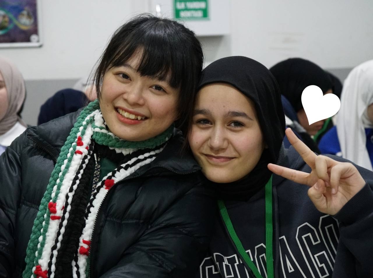 下雪日的合照,夏荷樂(圖片右方)洗照片時,相館工作人員詢問她:「這是哪位明星嗎?」夏荷樂:「不,她只是我老師」。(照片來源:張家芳)