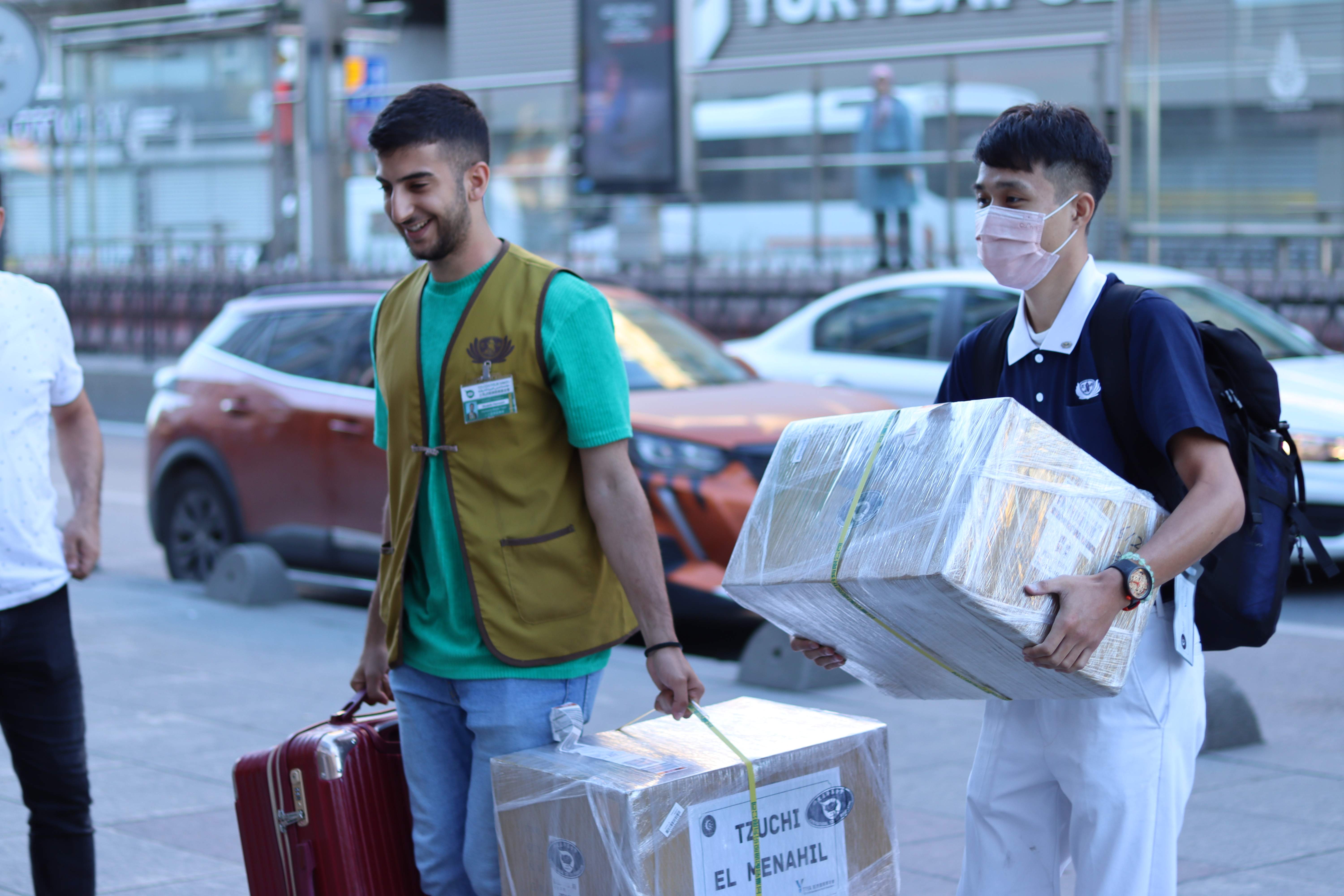 臺灣敘利亞華語文伴學計畫的團員，趁著寒假期間，前往土耳其，設計了大富翁闖關、競標物資等課程，讓滿納海學生在闖關中用中文說出數字，並學習漢語拼音。 (圖片提供：慈濟基金會)