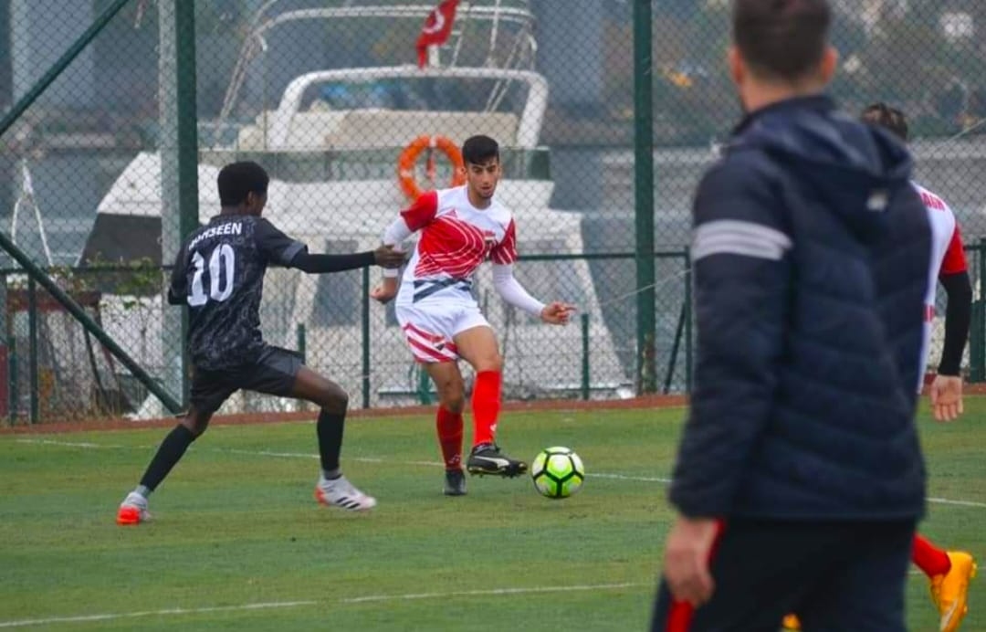 穆斯塔法·哈莫未(中)仍然會找出可以踢球的時間，即使生活再怎麼忙碌，足球仍是他的充電站，只要短暫接觸，就足以讓他重新振作再出發。（圖片提供：穆斯塔法·哈莫未）