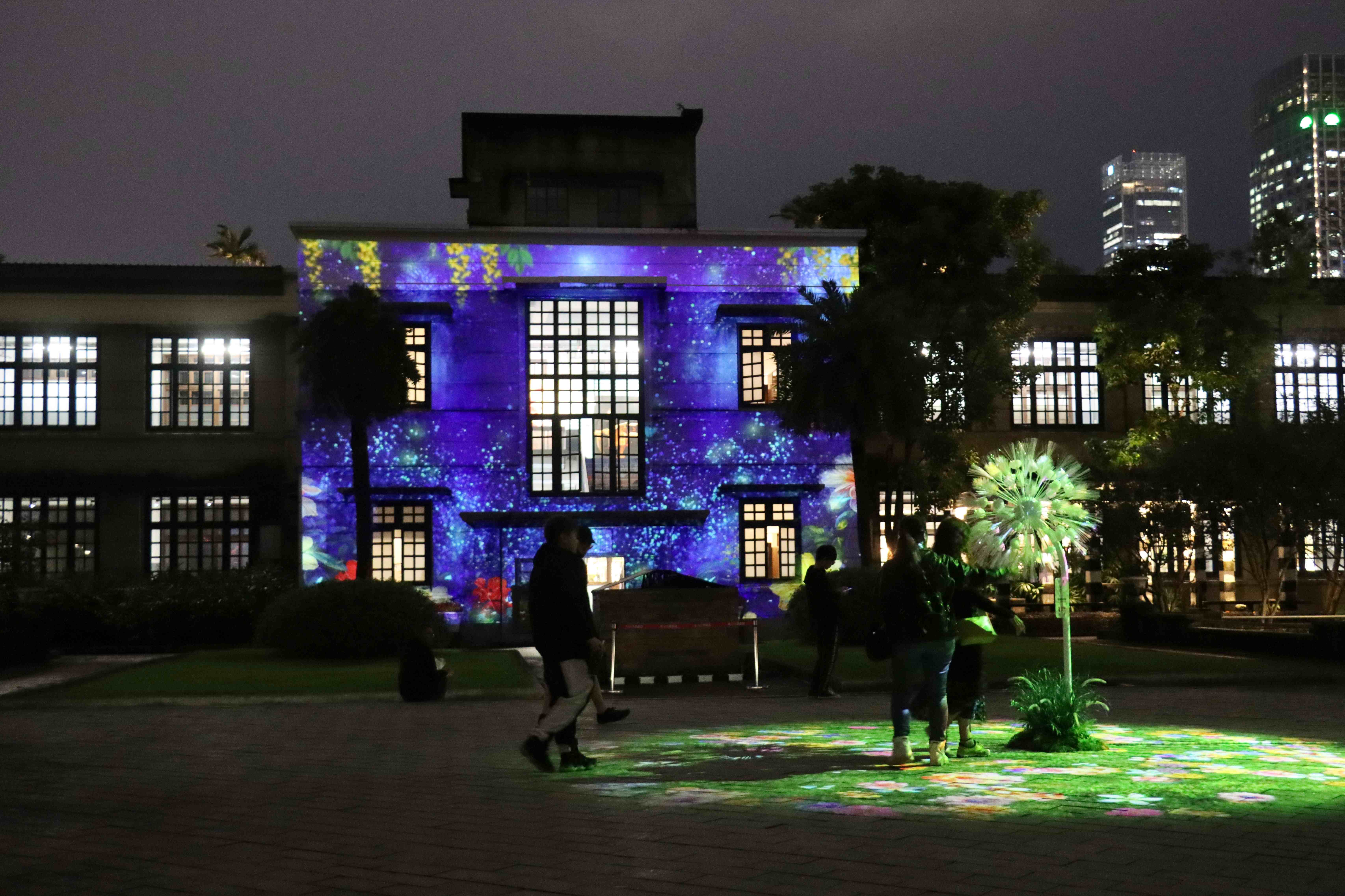 《蒲公英DANDELION》互動裝置深受民眾喜愛，無論大朋友或小朋友皆樂於參與互動，沉浸於繽紛盛放的花影之中。