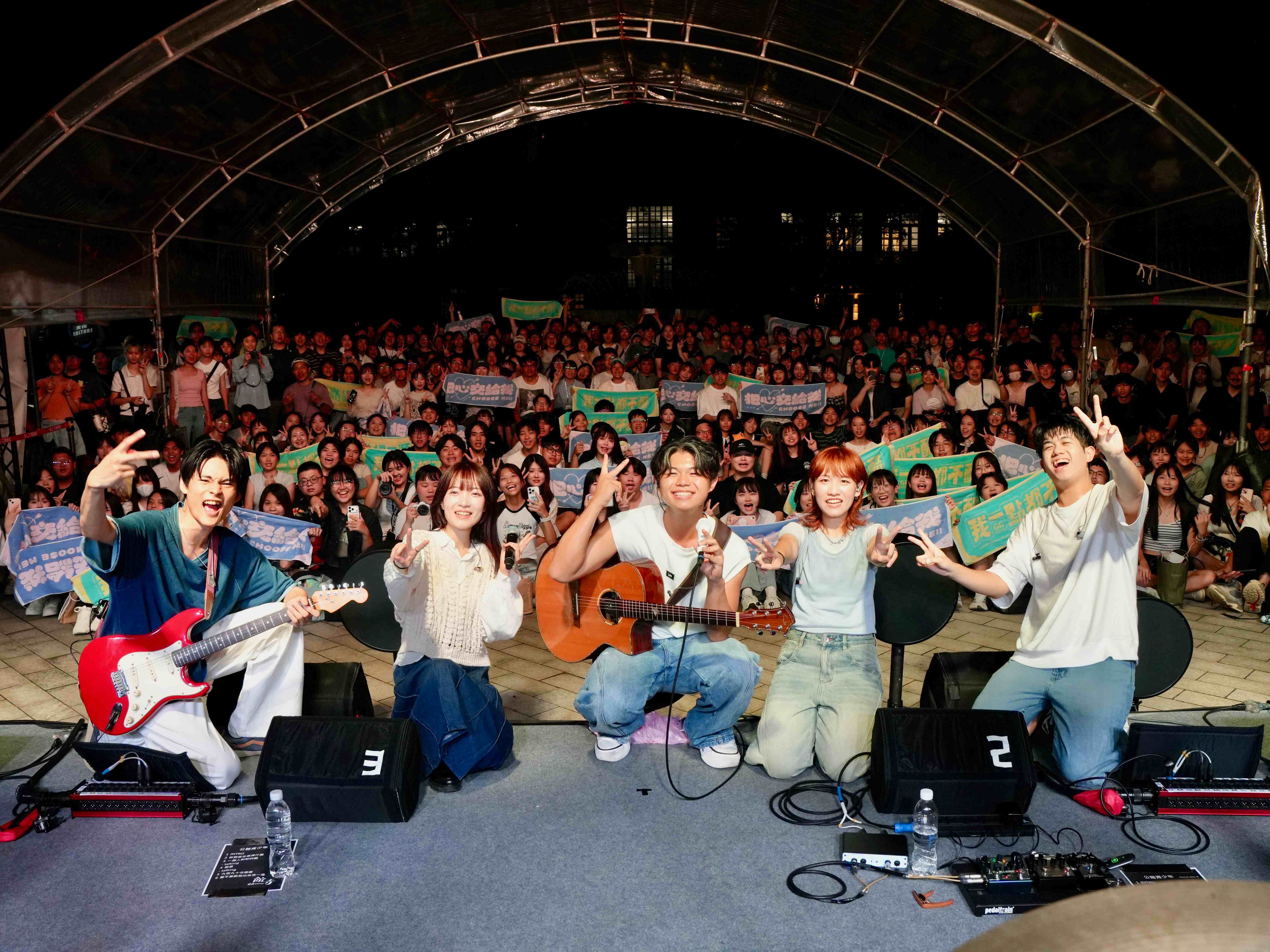 樂團「公館青少年」將巴洛克花園化身為音樂祭舞台，帶領歌迷在星空下沉浸於夏夜音樂氛圍。