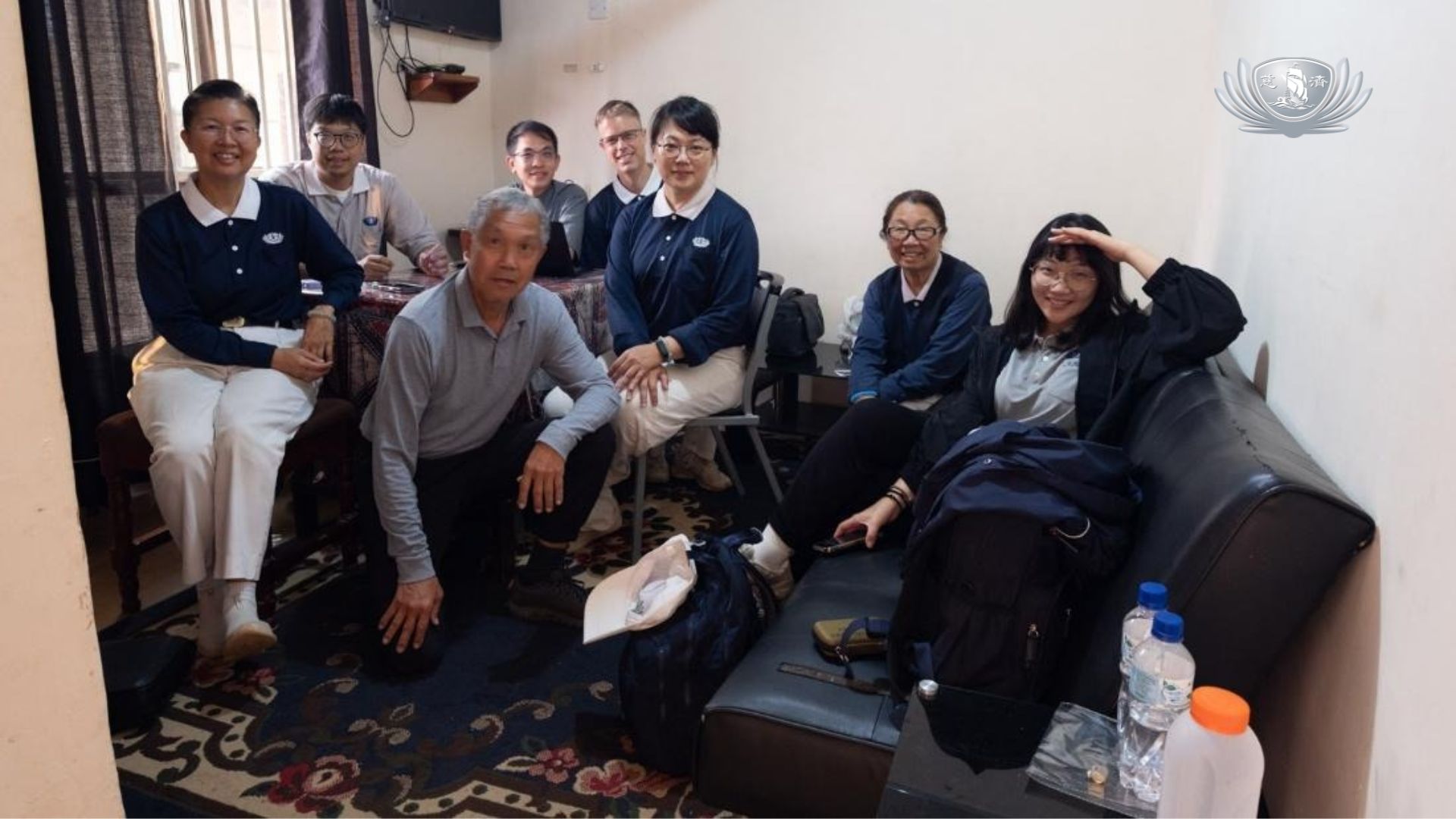 被稱為人文小居的空間合影，團隊每晚在此寫紀錄、整理資料及剪片等。雖然來自不同志業體，多數人是第一次合作，卻也相處和諧、相互照顧。