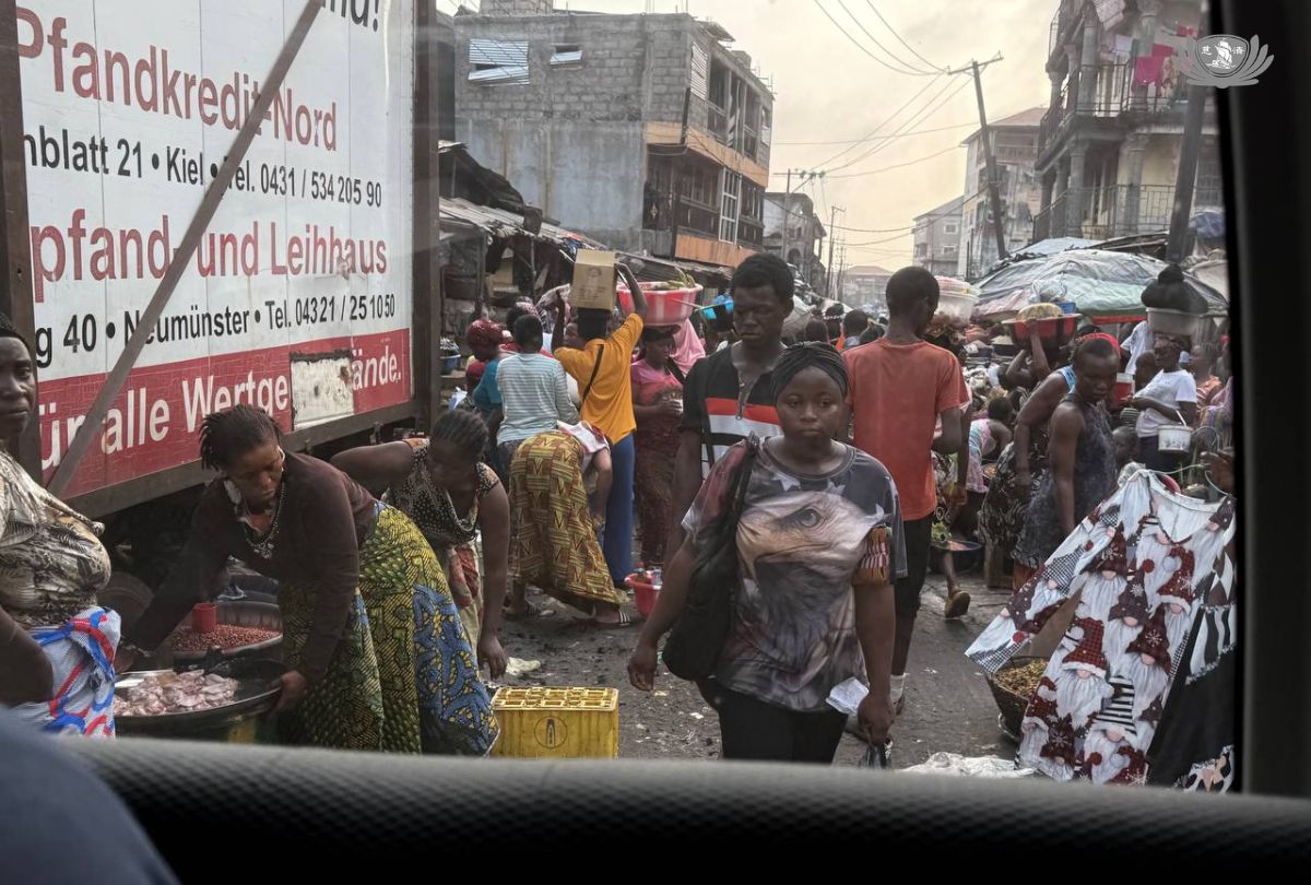 人潮湧動的早市。