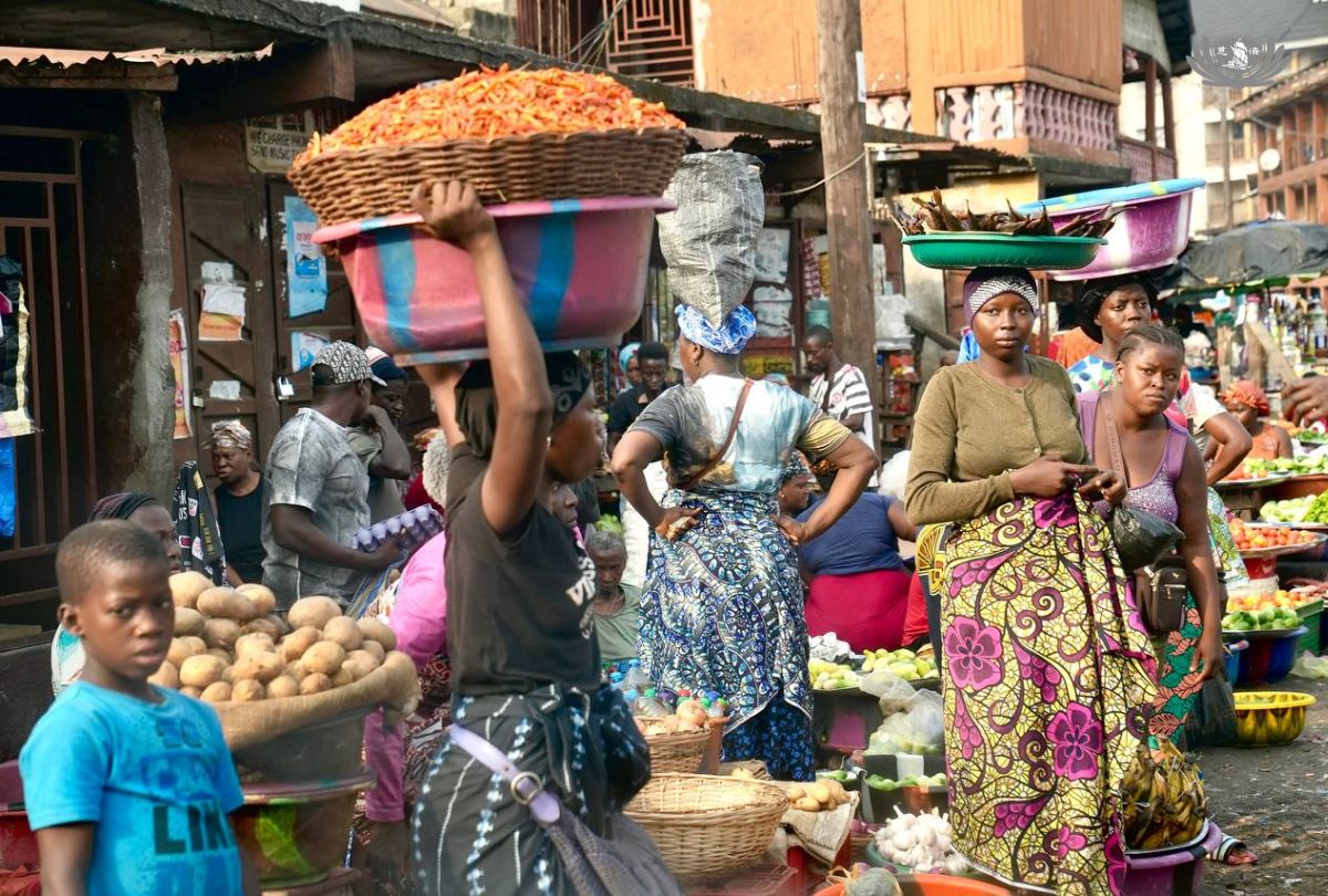 人潮湧動的早市。