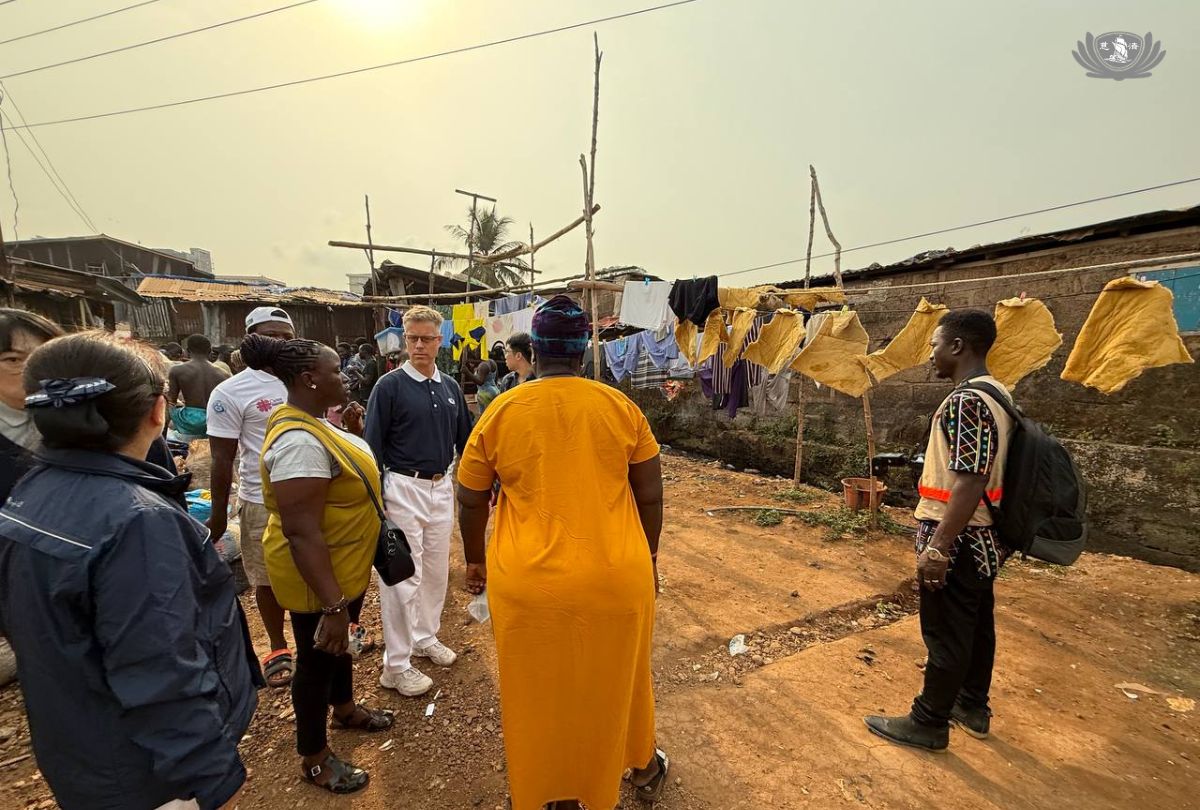 旱季的時候，居民們的海面泡膠曬乾，發黑、破損的依然會被小心的收好，因為下一個雨季還要靠海綿吸水。