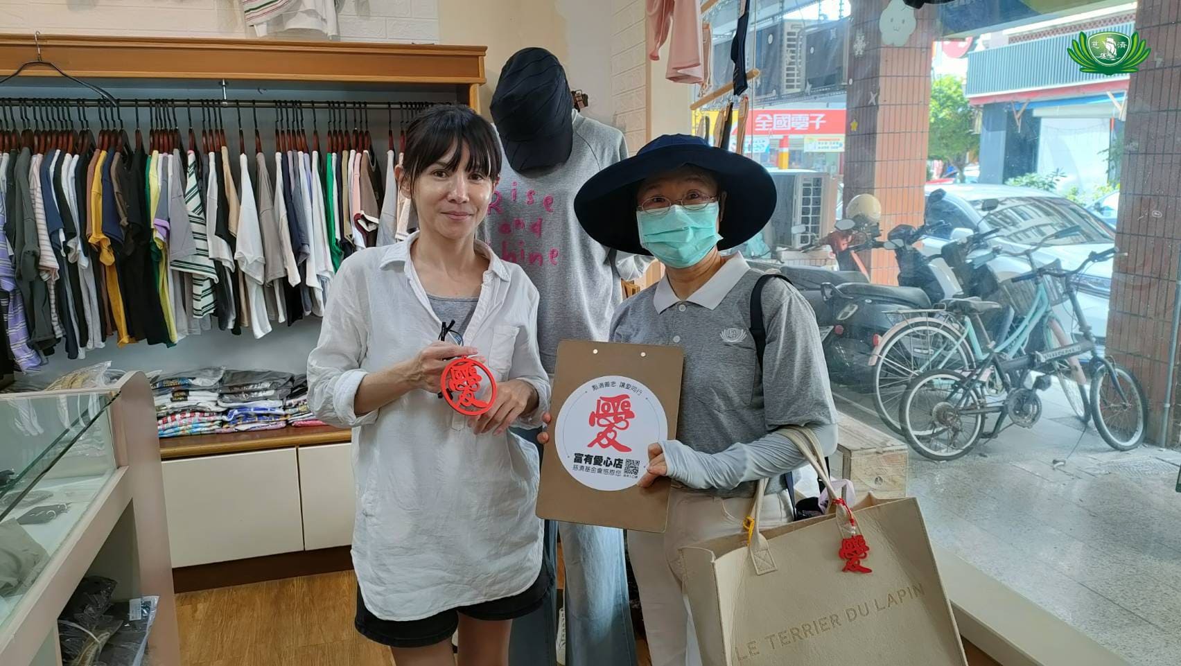 mymymy korea 花蓮市國威里光復街107號/如今的謝明君師姊，不僅能與團隊攜手募心募愛，也能獨自走訪店家，勇敢傳遞慈濟的善念。