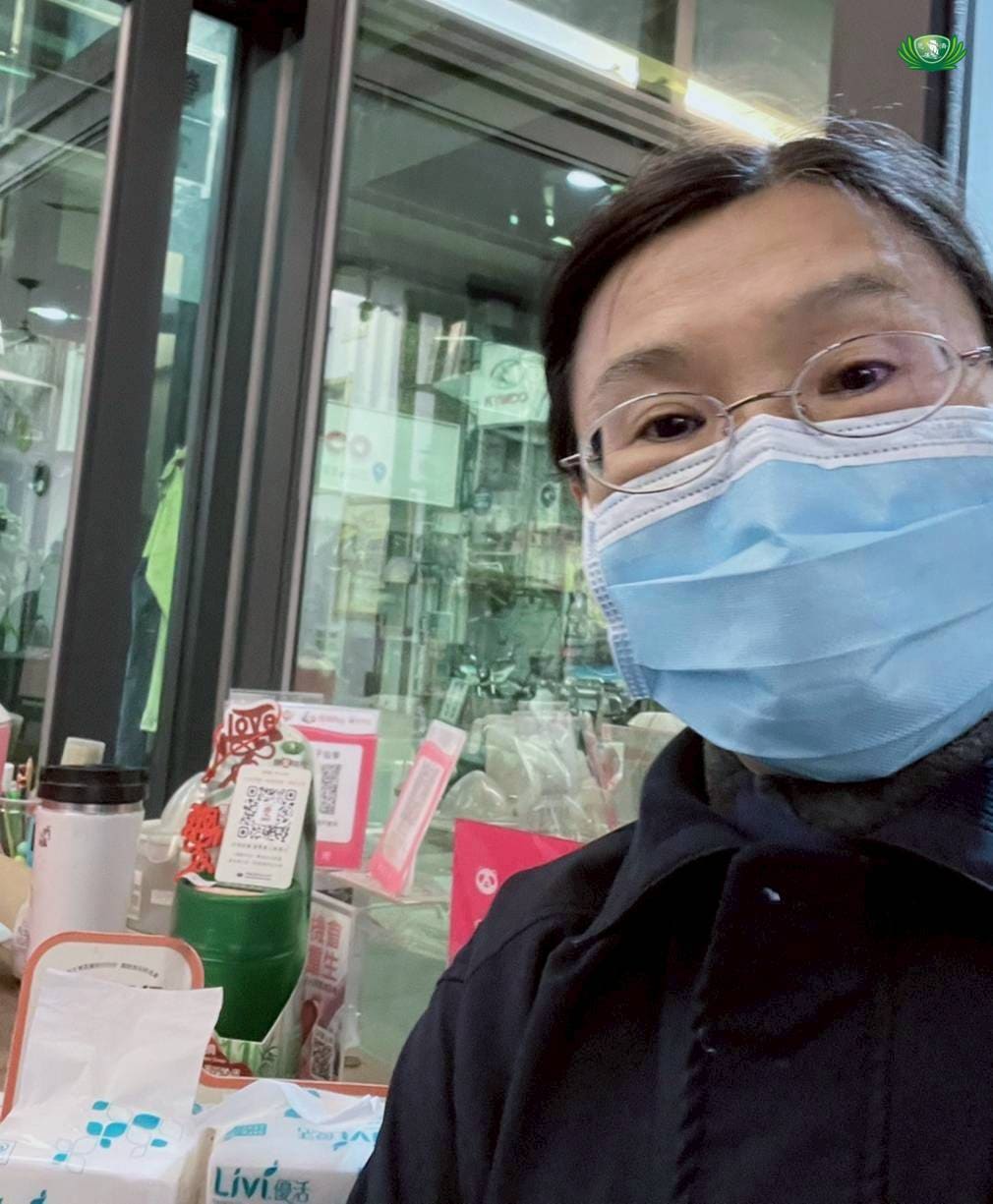 在團隊的陪伴與引導下，謝明君師姊累積了募心募愛的經驗，也開始嘗試獨自走訪店家。這張相片，是她與第一家願意放置愛心竹筒的店家合影，紀錄了善緣萌芽的珍貴時刻。