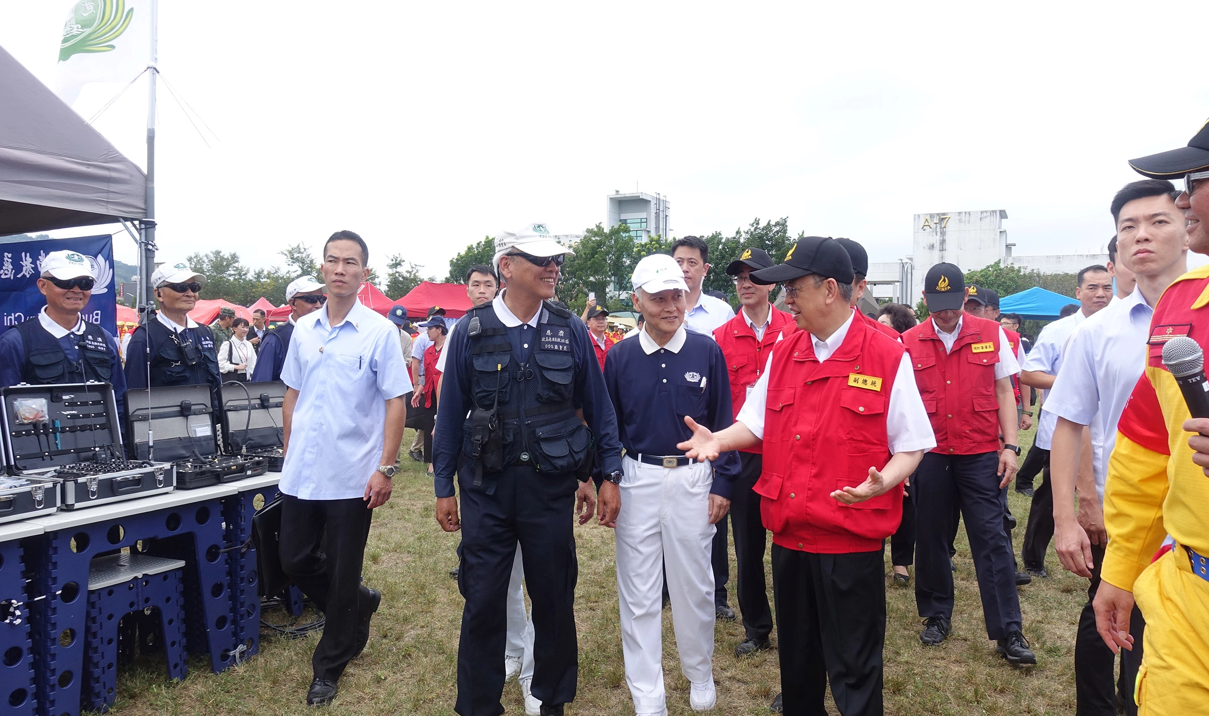 陳建仁副總統(右)視察時，向慈濟慈善事業基金會張宗義副執行長(中)表示，曾在菲律賓遇到一位修女，希望副總統代替她向慈濟感恩。