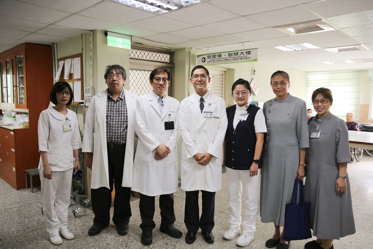 衛生福利部花蓮醫院楊南屏院長（左三）與負責「衰弱高齡」急性後期整合照護的老年醫學科主任高聖倫（右四）討論急性後期照護病房轉銜運作，讓病人在黃金復原期能夠獲得最佳的醫療照護。