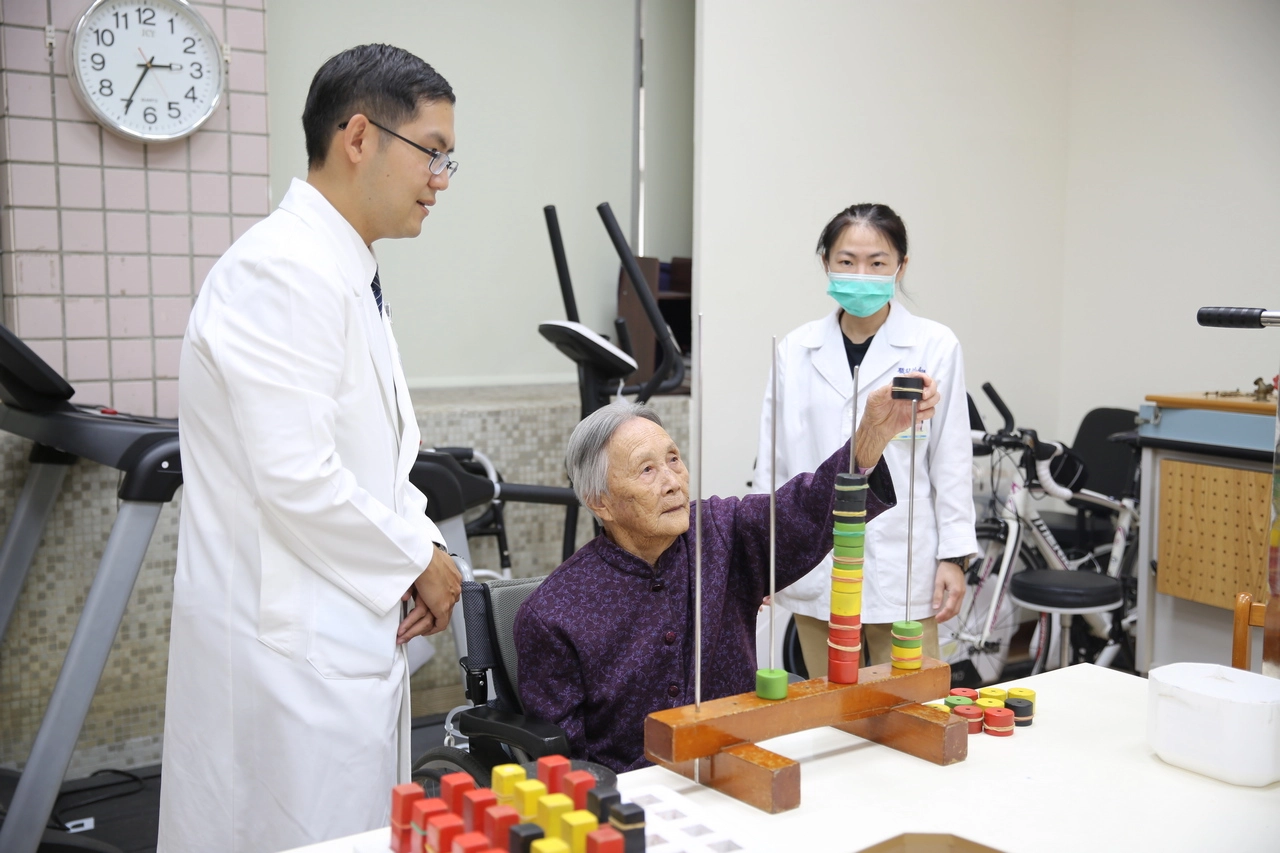 陳奶奶在衛生福利部花蓮醫院積極接受復健，身體活動、肌力以及精神狀況都大幅進步。