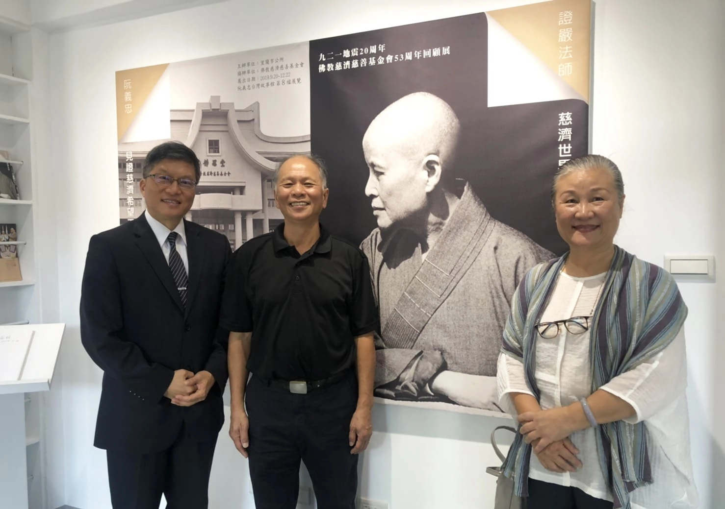 慈濟慈善基金會副執行長劉效成與攝影師阮義忠夫妻在作品前合影。