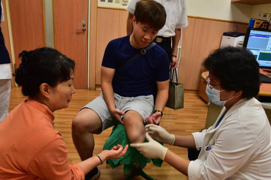生命勇者劉豐菖(中)，如今即將三十而立，感恩一路上有親友、慈濟志工的陪伴。 (林玉鳳提供)