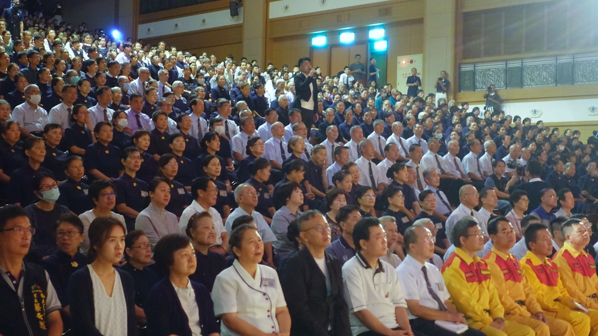 慈濟在921二十周年的下午於台中靜思堂舉辦「愛在921『愛永遠攏佇這』感恩會」，圖為苗栗西湖國中黃國哲老師獻唱〈擁抱蒼生〉。(攝影：陳誼謙)