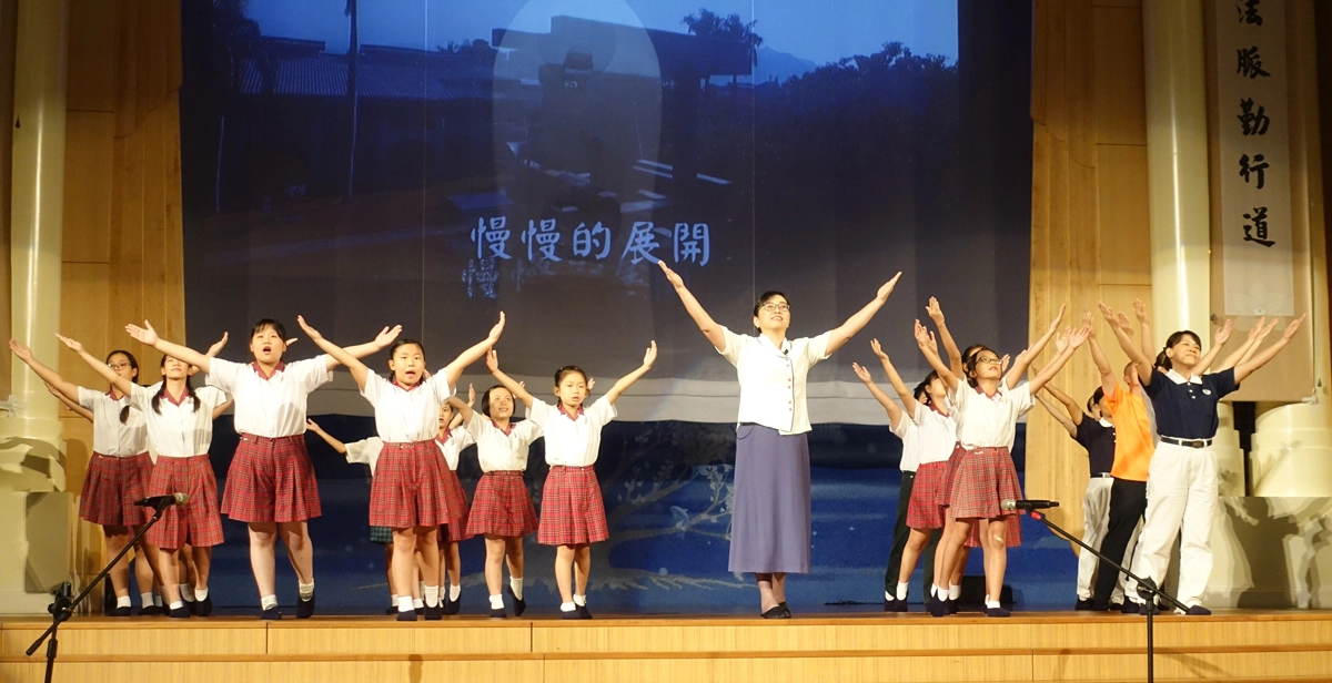 霧峰國小師生以手語情境劇呈現〈新芽〉。(攝影：陳誼謙)