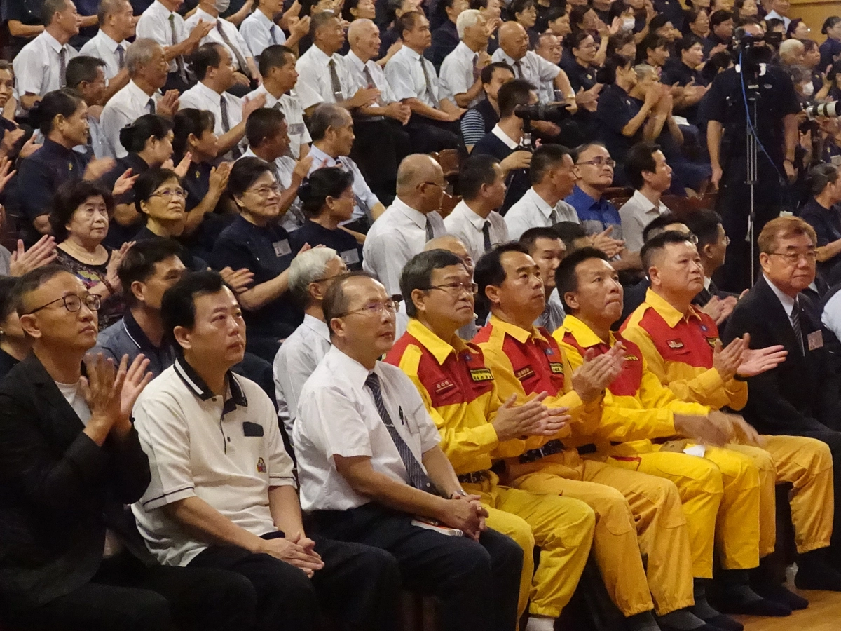 內政部消防署特種搜救隊黃博村副隊長(前排右二)分享自己參加過許多國內外救難工作，都會看到慈濟人的身影。(攝影：蔡文脩)