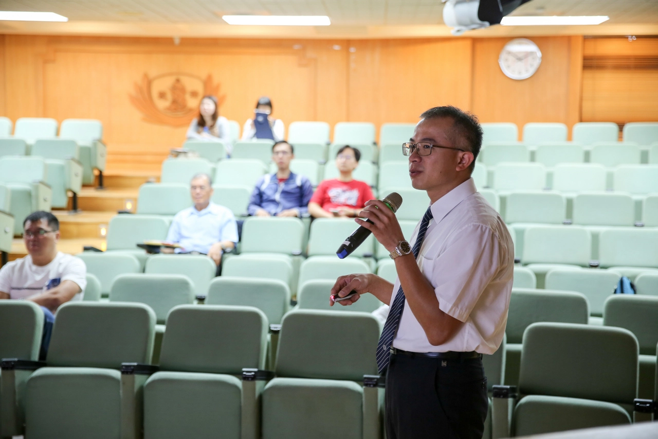 心臟血管外科鄭伊佐醫師與病友分享心衰竭的外科治療。