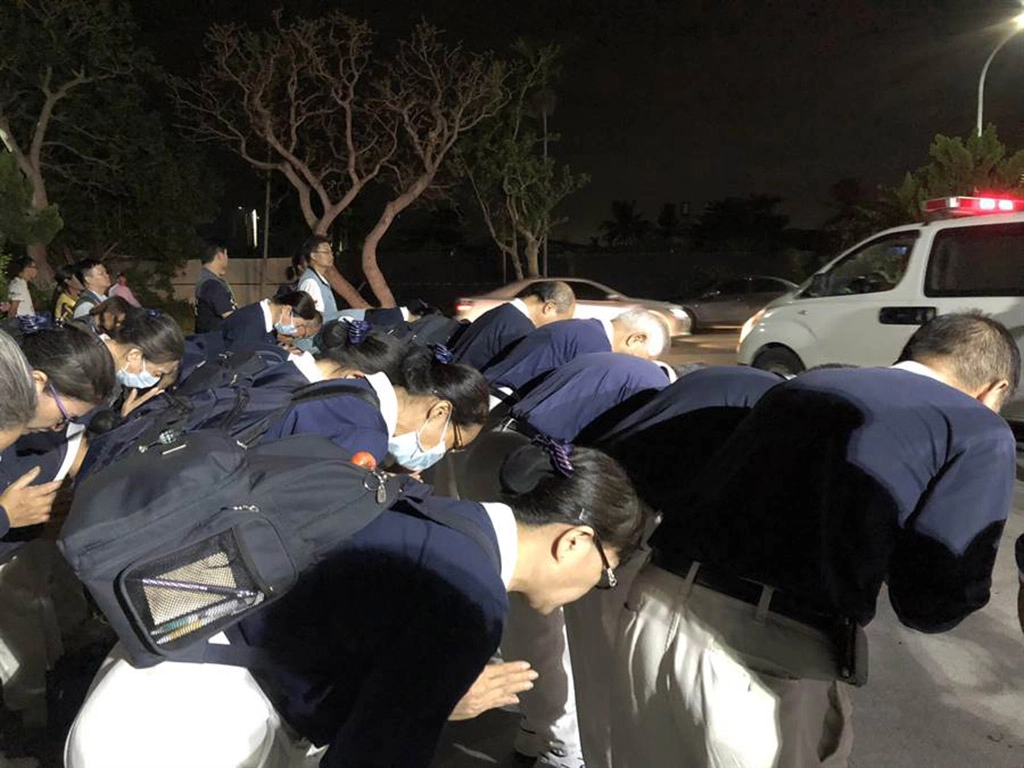 聲聲佛號伴隨著是讓往生者靈安的聲音，他們是秉持著「無緣大慈、同體大悲」信念的慈濟志工。