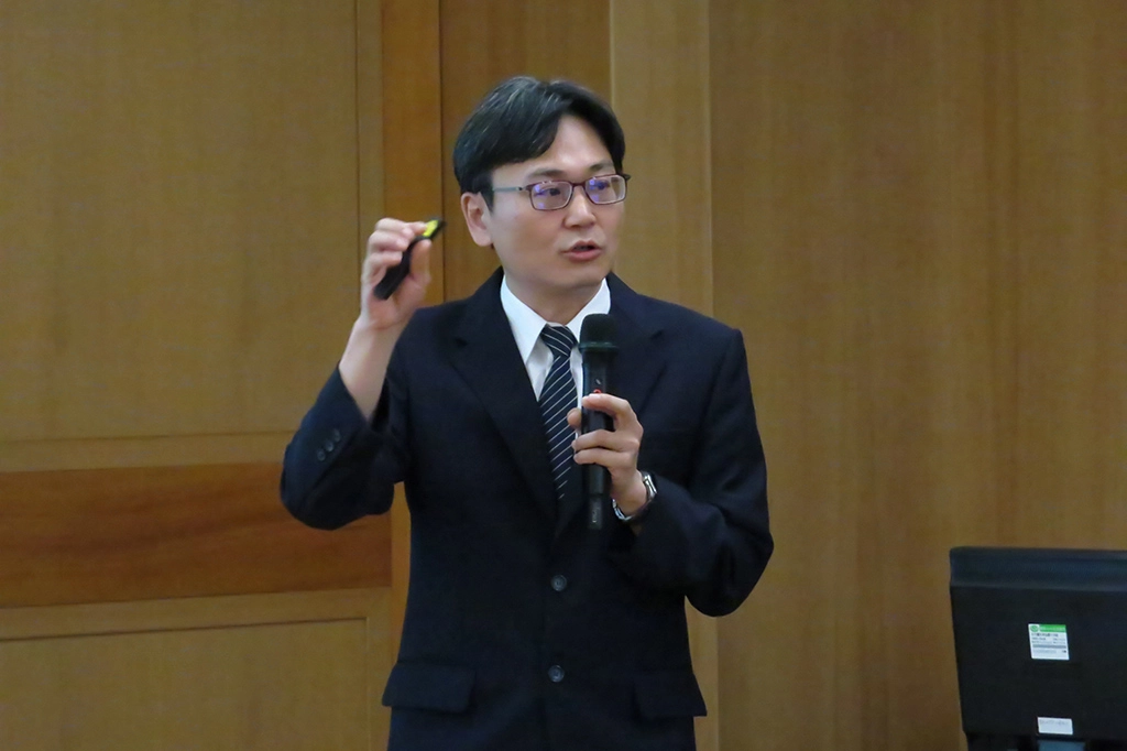 花蓮慈濟醫院心臟科醫師張懷仁介紹素食研究對粥狀心血管疾病的統計。