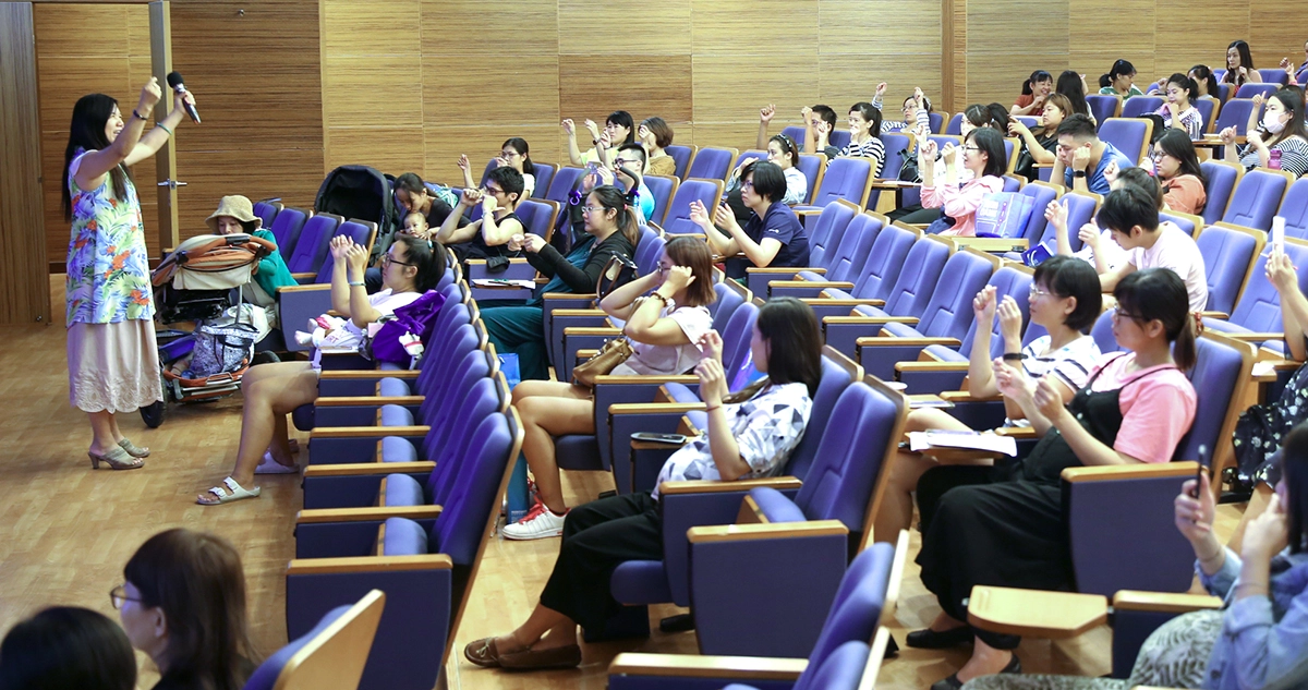 臺東大學幼兒教育學系副教授施淑娟，帶著家長練習嬰兒頭部按摩手法。
