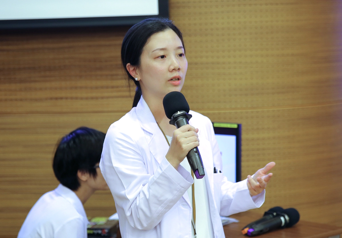 師花蓮慈院婦產部陳萱醫師與家長分享嬰兒按摩的好處