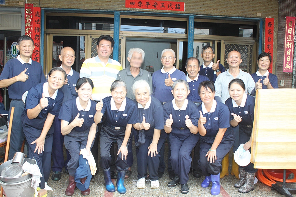 村長邱寶賢(後排左三)前來關心，向慈濟志工再三道謝，也祝福陳先生天天能夠有嶄新的環境、身體健康。
