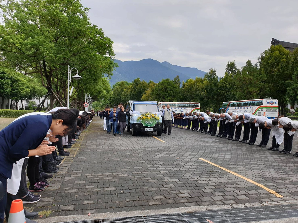 今天在精舍師父引領下，慈大校長、師長、慈院醫師、所有醫學生和家屬站列中央走道兩列，送老師最後一程，鞠躬感恩老師的奉獻，祝福所有無語良師們乘願再來。