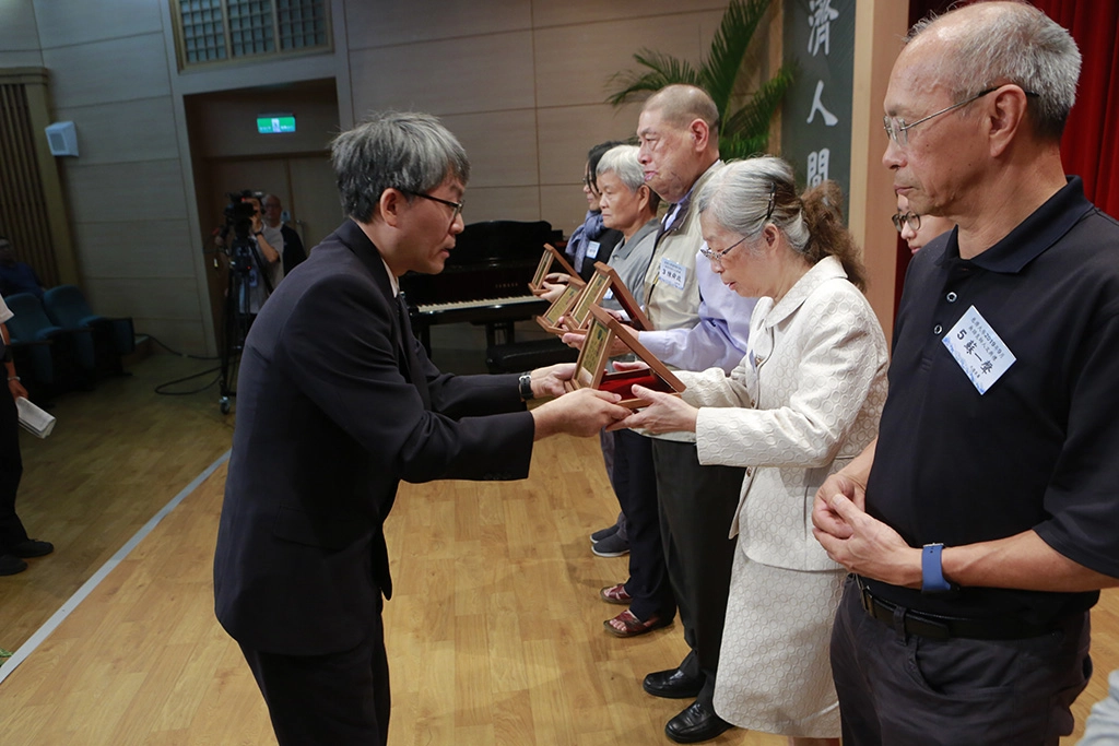 慈濟大學顏瑞鴻副校長頒發感恩紀念牌給每位家屬。