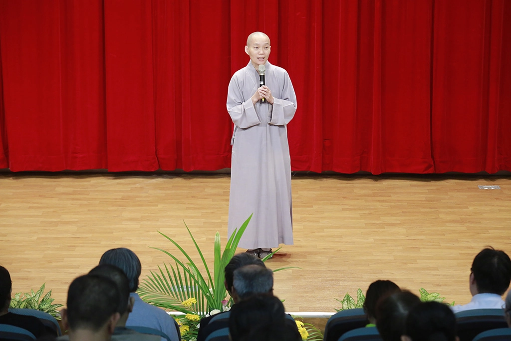 靜思精舍德宇師父祝福所有家屬們將悲傷轉為祝福，行善行孝就是對老師最大的報答，而未來老師的人文和大愛的精神將會透過醫師的手延續下去。