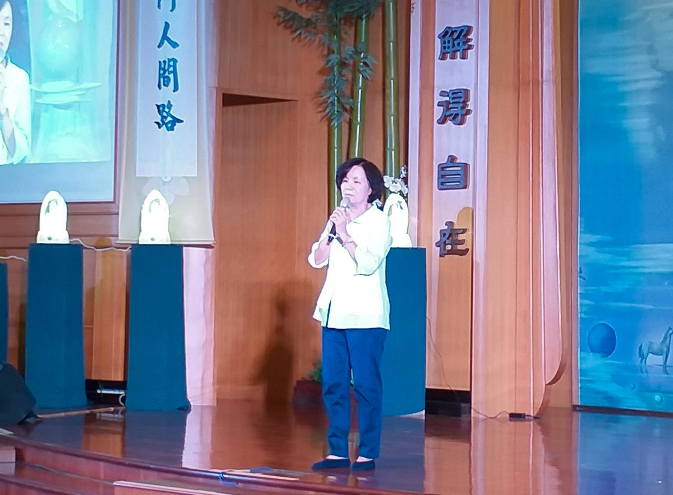 屏東靜思堂舉辦「莫忘那一年」感恩音樂會，吳麗雪副縣長提及「天災或許不能擋，但有大家在一起就能共同走過」。【圖：慈濟基金會提供】