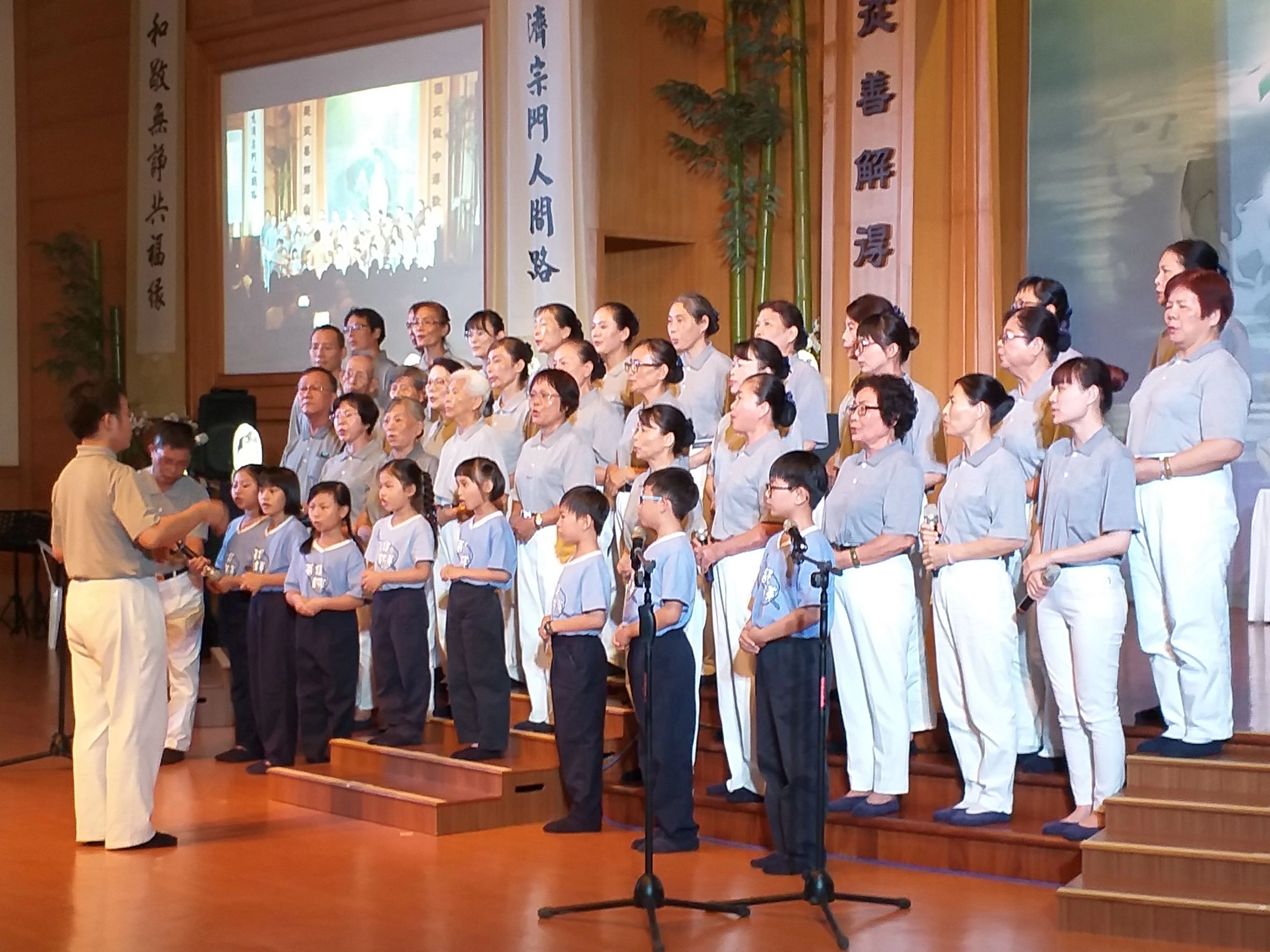 屏東靜思堂舉辦「莫忘那一年」感恩音樂會，由東港林邊合唱團傳唱「十在心路」歌曲，唱出當年走過災難的心境。【圖：慈濟基金會提供】