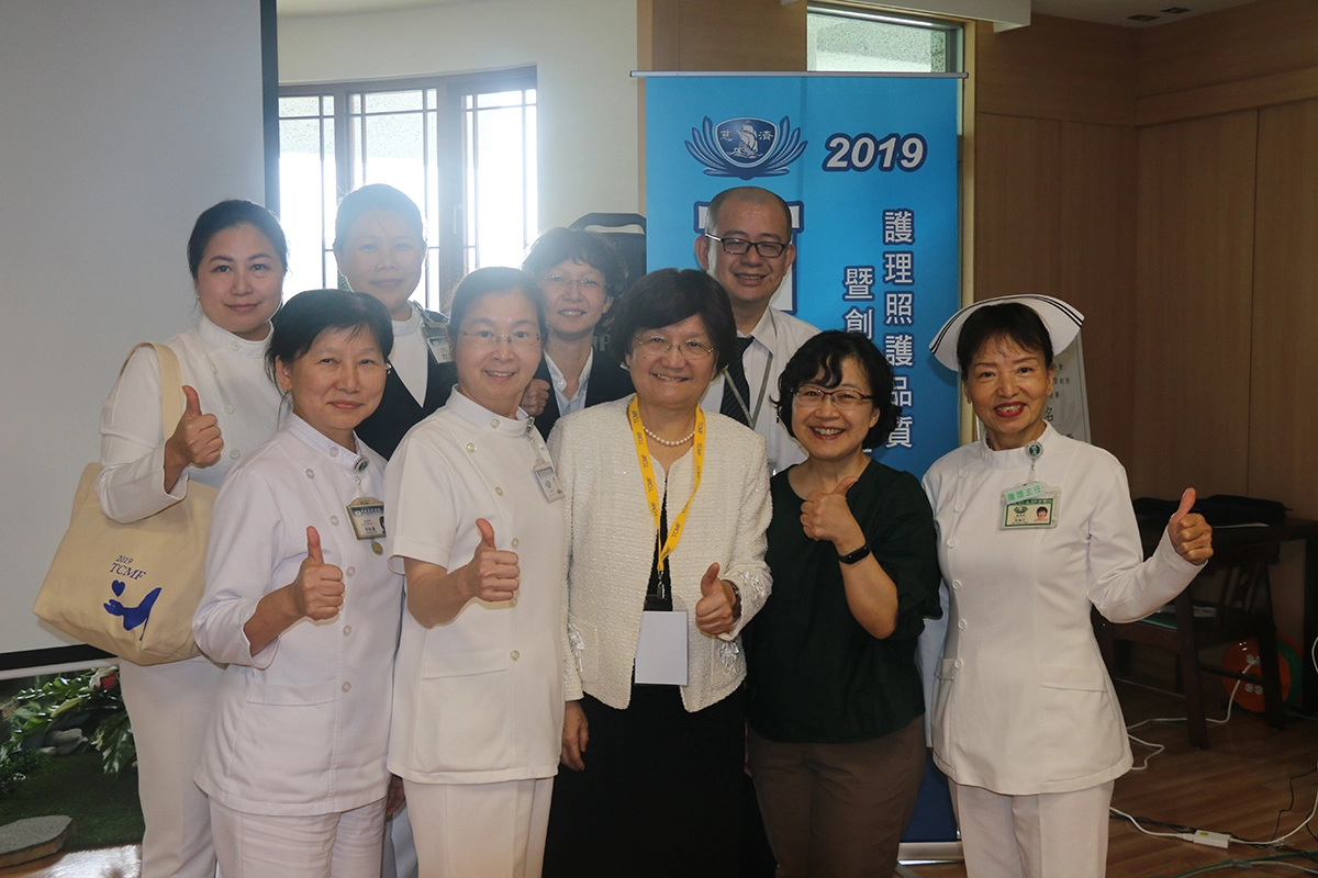 評審委員合影，考試委員李選（前排中）、章淑娟主委（前排左二）、慈濟大學助理教授陸秀芳（前排右二）。