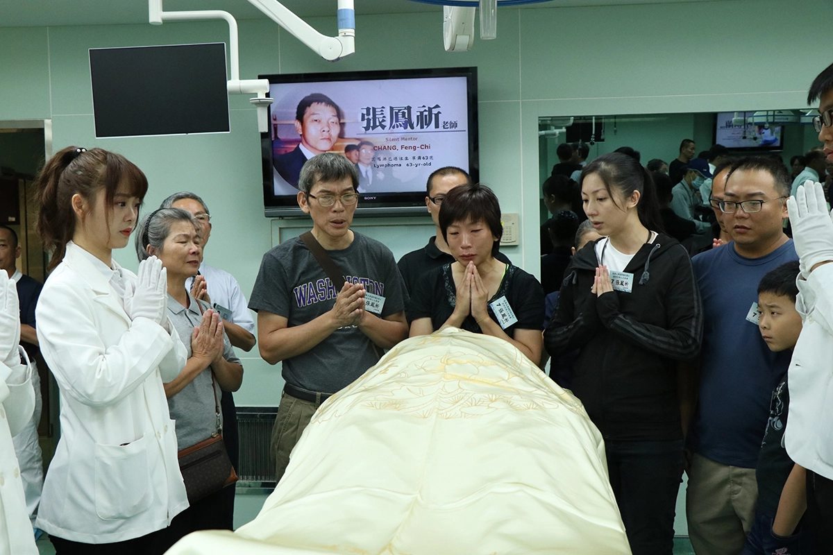 張鳳祈的女兒張月容表示：「我的英雄爸爸，擔任救難協會、慈濟志工、社區巡守，我曾經問爸爸你在現場搶救時會不會害怕，爸爸回答我，不會，不管是生者或是已經死亡的，他們的家人都在等他們回家。」(圖/李家萓)