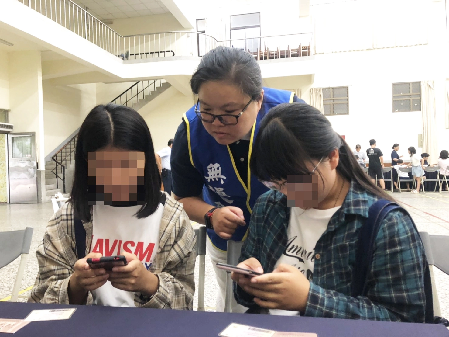 慈濟科技大學護理系教學助理黃老師（圖中），也是今年成功捐贈者，她經常在課堂上與學生分享經驗故事，有學生用行動支持特別前往驗血，期盼救人一命。(圖/鄭可欣)