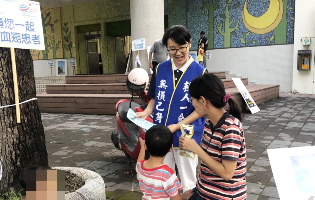 今年5月才剛配對成功者吳小姐，她拿著宣傳單逢人就介紹，用自己的親身經歷分享給民眾，讓不少人停下來聆聽，拿資料。(圖/鄭可欣)