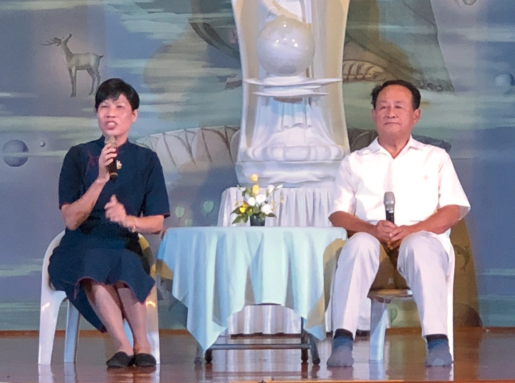 屏東靜思堂舉辦「莫忘那一年」感恩音樂會，前屏東縣長曹啟鴻(右) 特別藉此感恩證嚴法師、感恩慈濟。【圖：慈濟基金會提供】