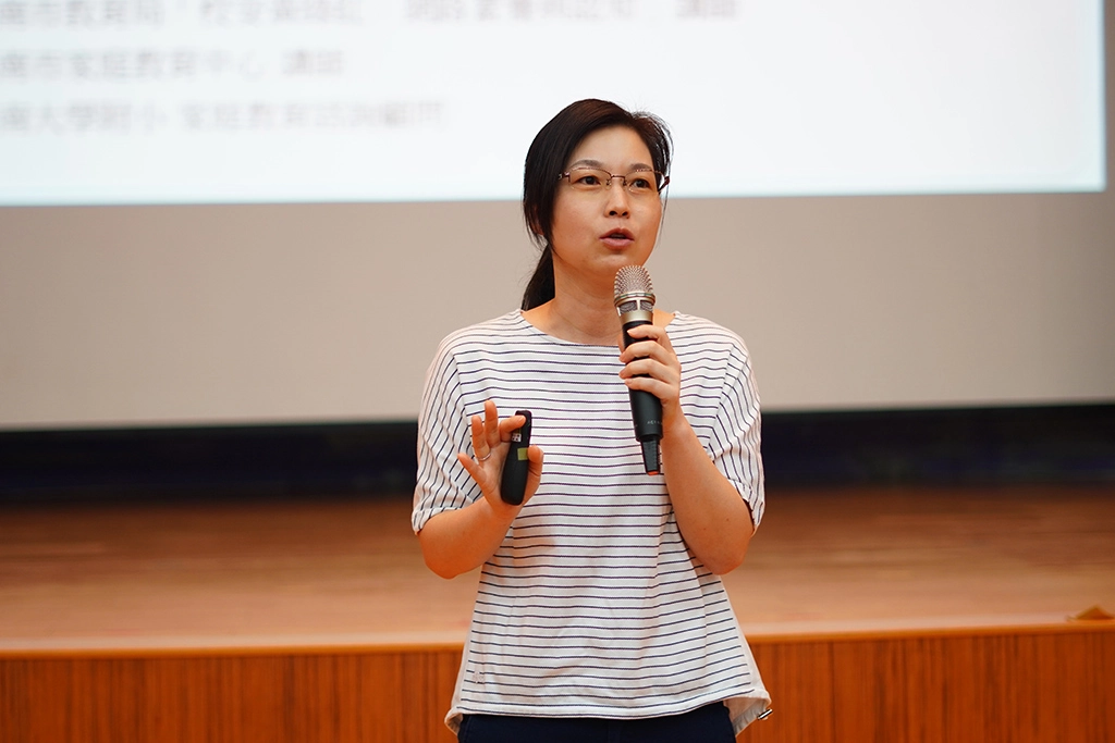 親職講座由吳詠葳心理師分享網路成癮的話題。