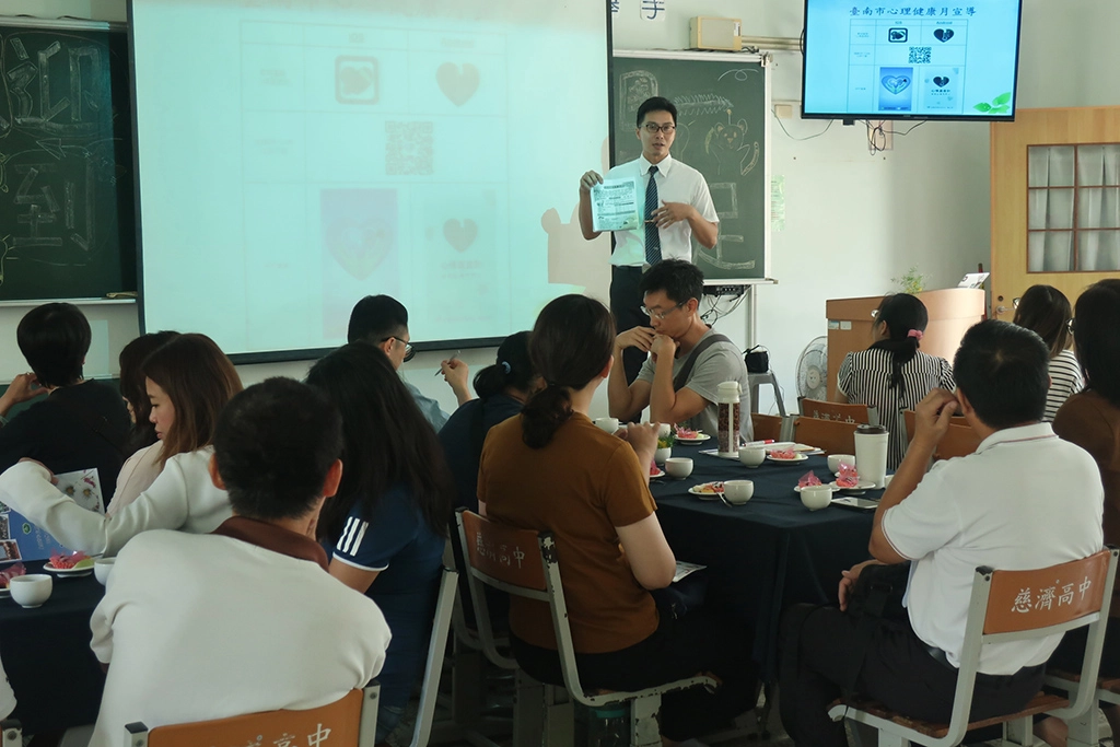 導師協助宣導臺南市心理健康月活動，提醒家長，除了照顧孩子，也要照顧好自己。