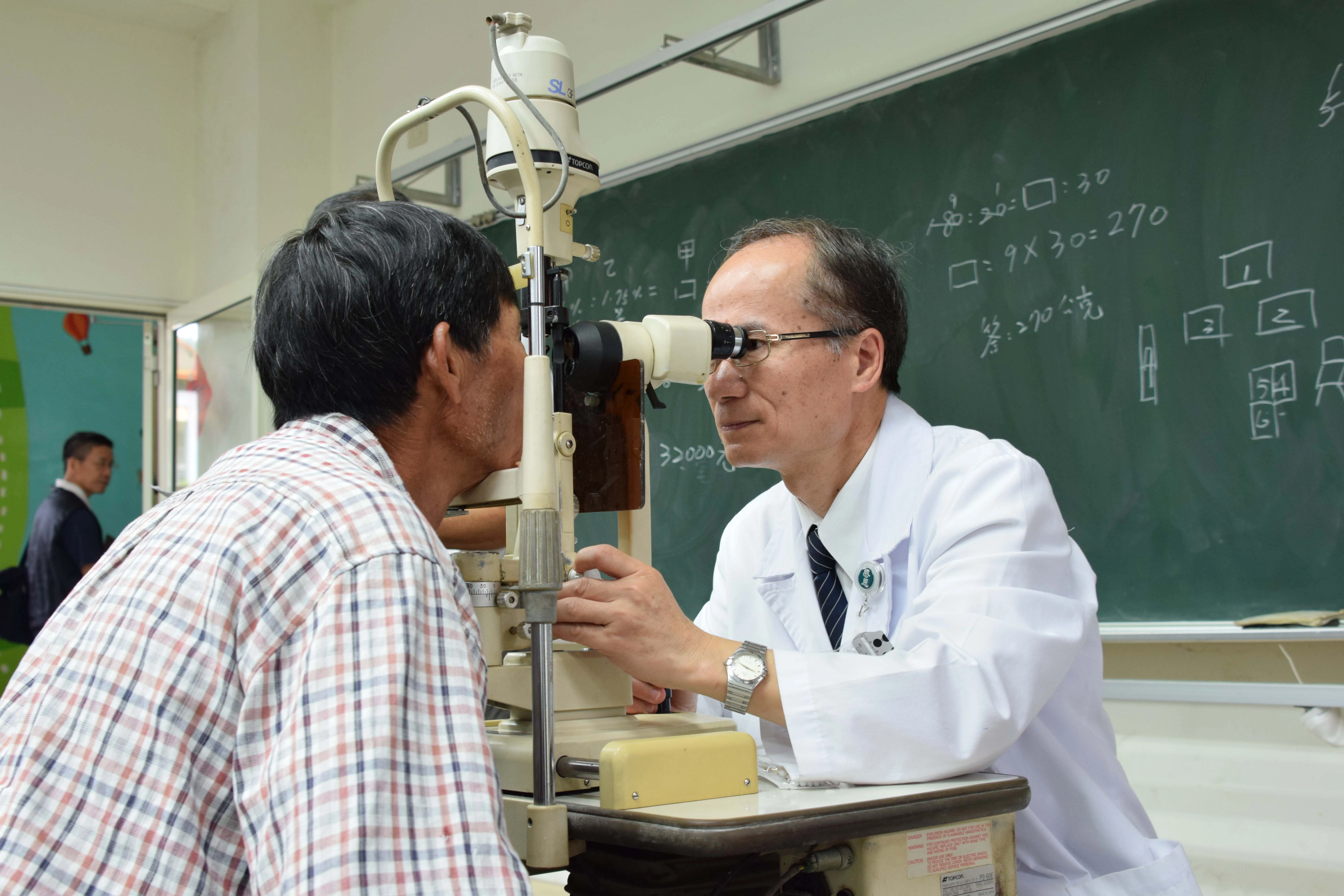 臺中慈濟醫院眼科李世煌醫師，為民眾檢查眼部功能有無病變
