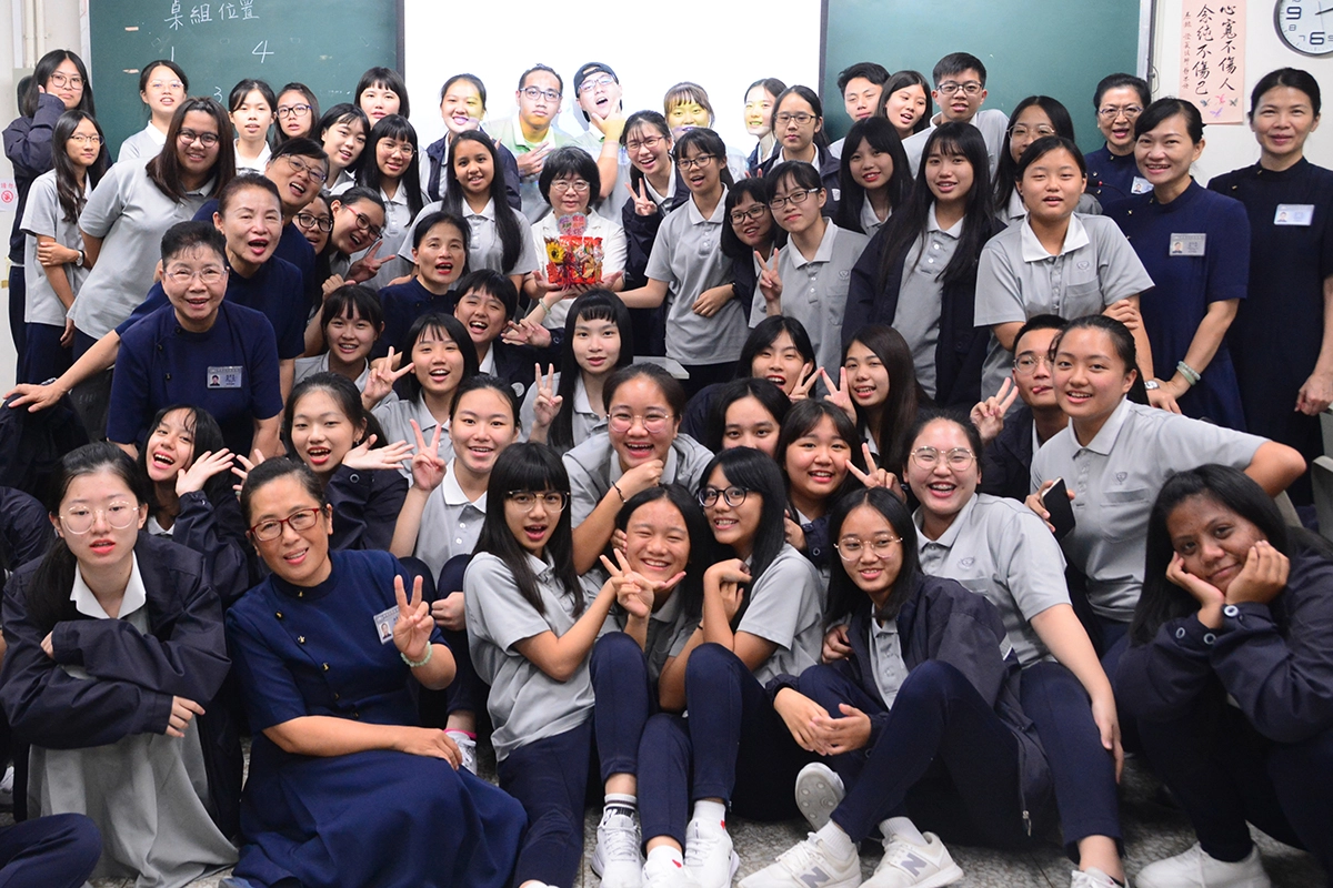 慈濟科技大學學生與慈誠懿德爸媽合照