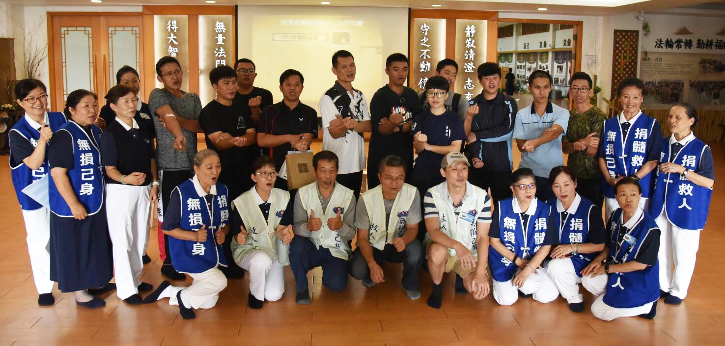 海巡署人員與現場工作人員一同合影留念。（圖／慈濟基金會）