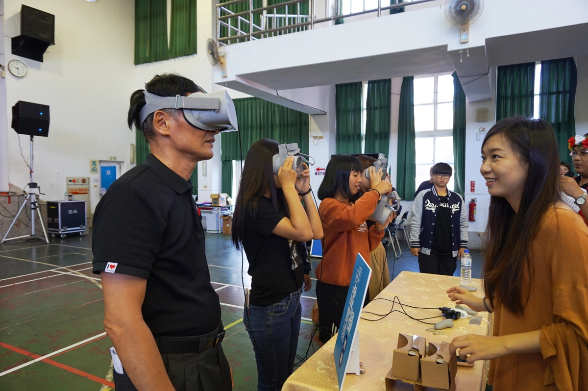 臺東縣衛生局局長黃明恩一同參與VR新興毒品情境方式進行反毒教育宣導。(圖/慈濟基金會)