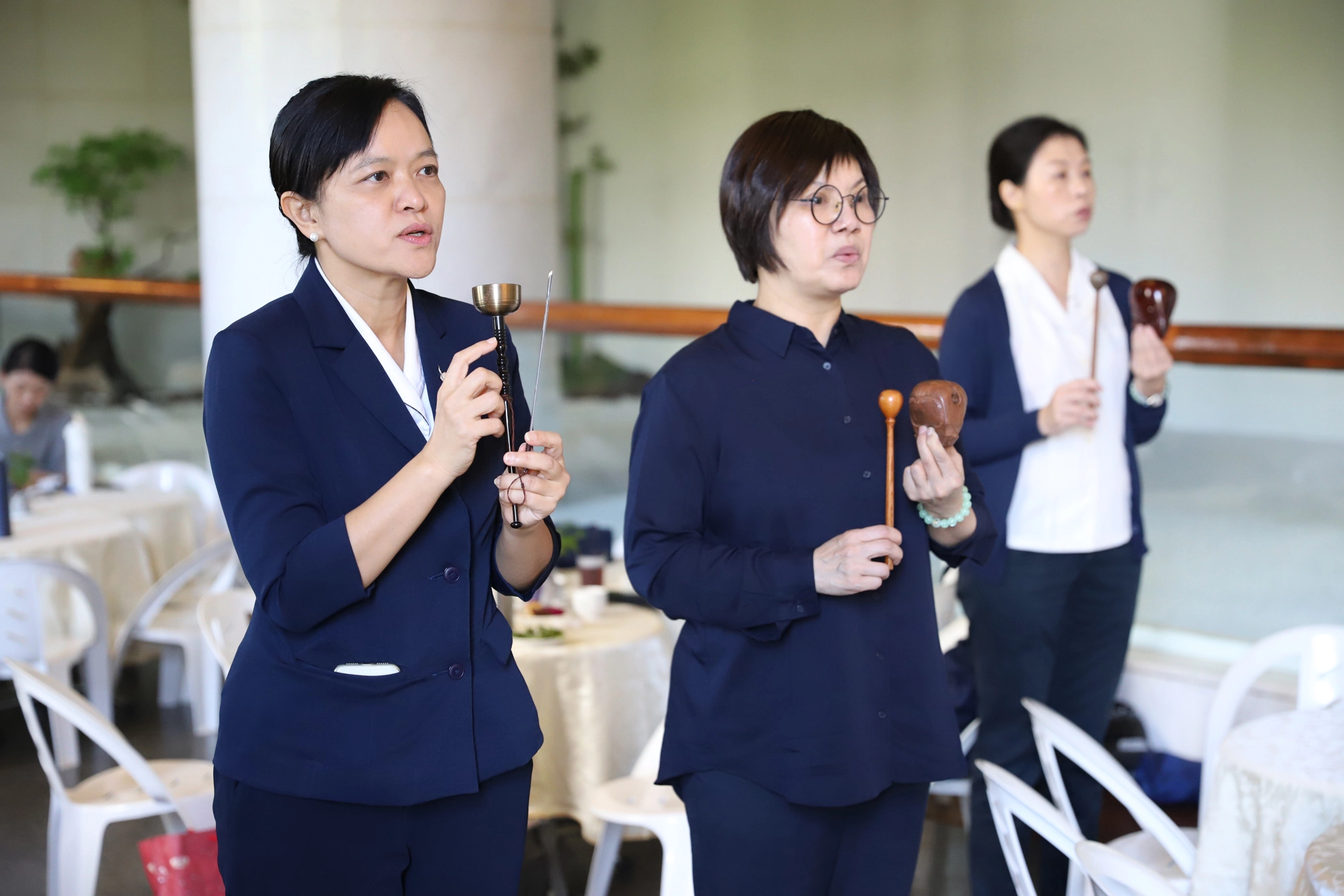 　慈濟大學劉怡均校長與文化獎得主唐美雲今年各擔任「維那」與「悅眾」領眾入齋堂，兩人把握相見的時間練習。（圖／慈濟基金會提供）