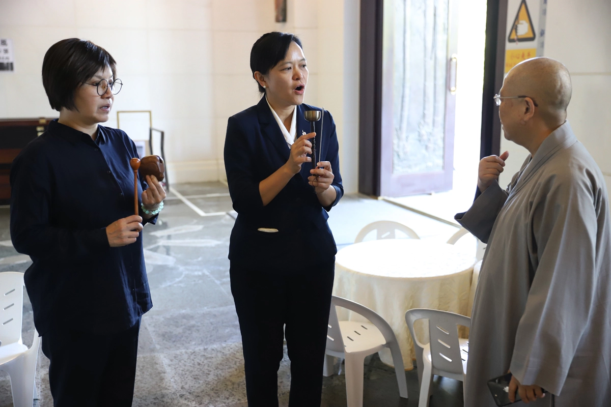 文化獎得主唐美雲與慈濟大學劉怡均校長把握相見的時間練習，靜思精舍法師德宣師父在旁給予意見和協助。（圖／慈濟基金會提供）