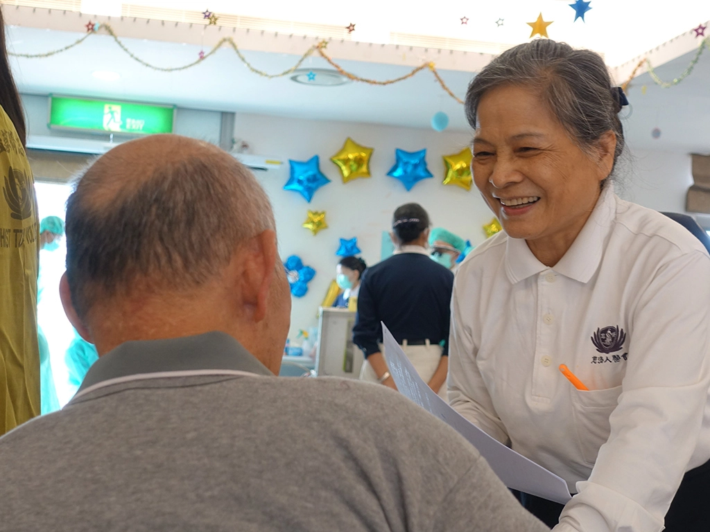 台灣慈濟人醫會9月28日為金門縣松柏園老人長期照顧中心長者義診。