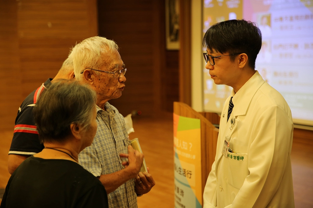 現場民眾反應熱烈，健康座談結束後，民眾繼續排隊問問題，楊秋芬醫師與張睿智主任悉心的為每位民眾解說。