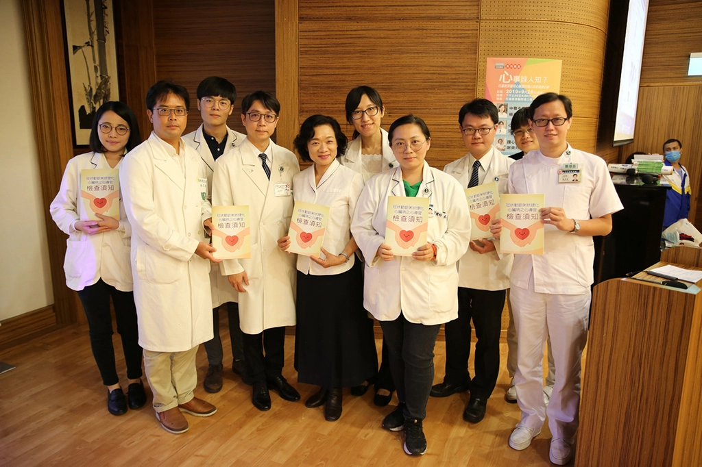 冠心病衛教團隊慈濟大學謝美玲助理教授(左五)與心臟內科王惠生醫師(右三)、急診徐子恒醫師(左二)、陳建皓護理長(右一)、鄭穎倢營養師(左一)、魏宏宇藥師(左三)與吳慧芬物理治療師(右四)透過互動式衛教，與民眾一起預防心血管疾病。